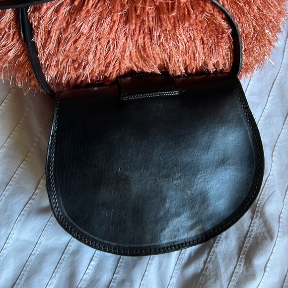 💯 leather SADDLE style PURSE w textile detail. - Picture 4 of 5